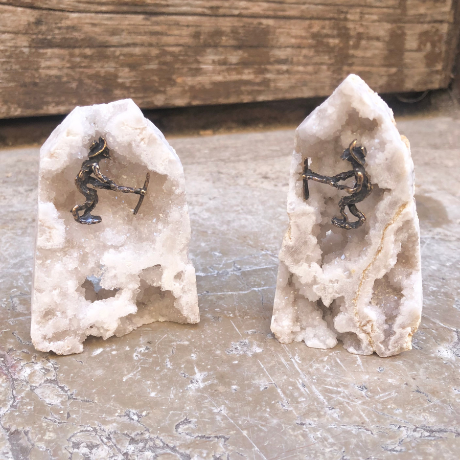 figurines chercheurs d'or sur pierre