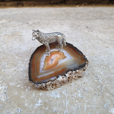 Loup en Etain sur agate naturelle - Pièce unique