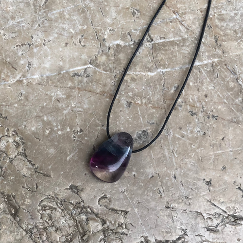 Pendentif Fluorite percé avec cordon