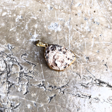 Charger l&#39;image dans la galerie, pendentifs geodinos de dos palqué or
