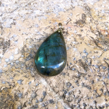 Charger l&#39;image dans la galerie, pendentif protection labradorite
