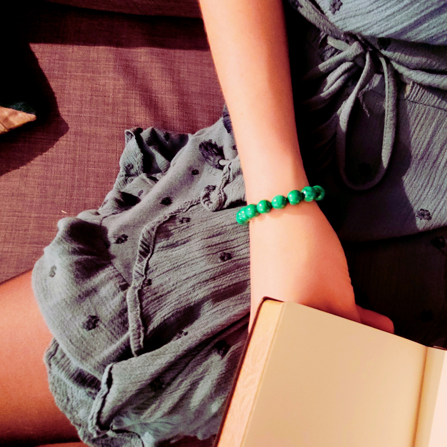 Bracelet Malachite Perles 8 mm sur jeune femme