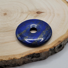 Charger l&#39;image dans la galerie, Disque bi en lapis lazuli. Selon la tradition chinoise les disques Bi apportent à leurs propriétaires vie heureuse, richesse et protection contre les maladies
