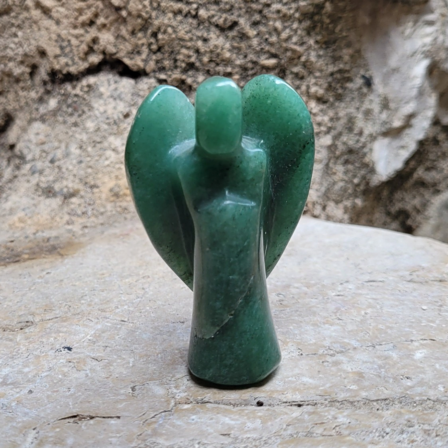 Ange sculpté en pierre naturelle