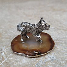 Charger l&#39;image dans la galerie, Loup en Etain sur Agate
