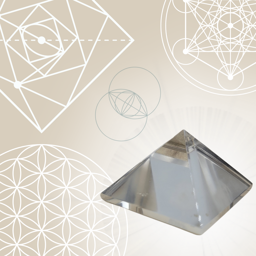 Pyramide Cristal de roche , sur fond de fleur de vie et symboles