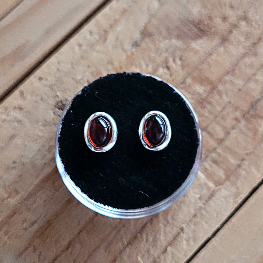 Boucles d'oreilles puces en Ambre Rouge montées sur Argent