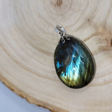 Charger l&#39;image dans la galerie, Pendentif Labradorite

