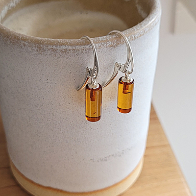 Boucles d'oreilles Cylindre pendantes en Ambre montées sur Argent