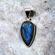 Charger l&#39;image dans la galerie, Pendentif Labradorite monté sur Argent
