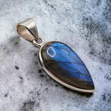 Charger l&#39;image dans la galerie, Pendentif Labradorite monté sur Argent
