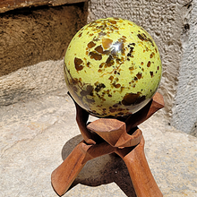 Charger l&#39;image dans la galerie, Sphère Opale Verte Madagascar Diamètre 9 cm-Pièce Unique
