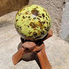 Charger l&#39;image dans la galerie, Sphère Opale Verte Madagascar Diamètre 9 cm-Pièce Unique
